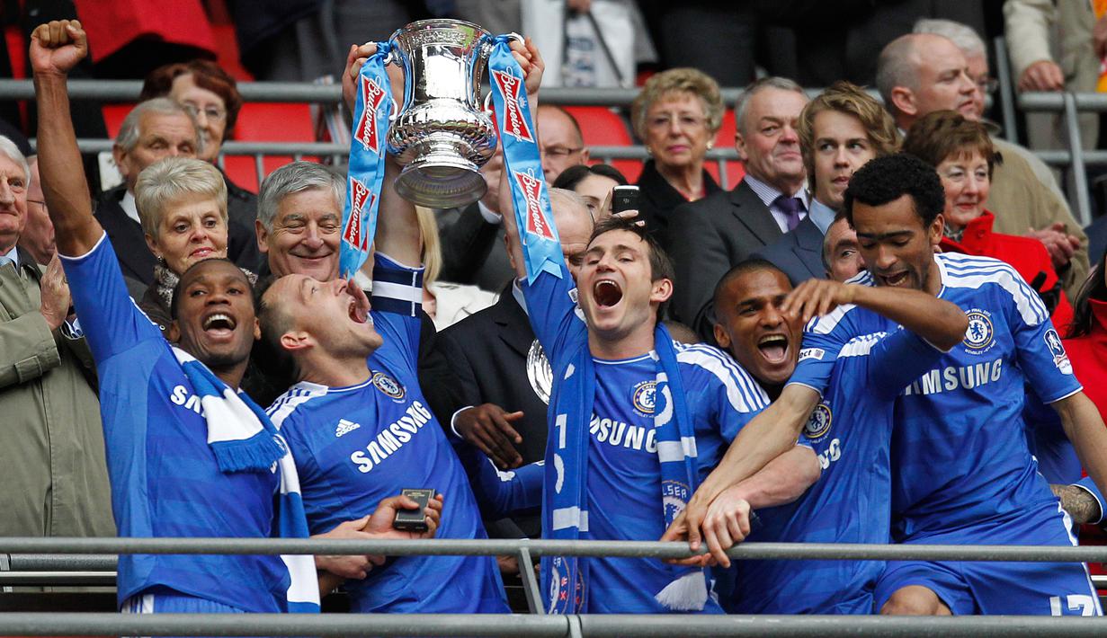 Frank Lampard dkk mengangkat Piala FA usai mengalahkan Liverpool, Inggris (5/5/2012). Lampard mengumumkan pengunduran dirinya sebagai pesepak bola lewat Instagram pribadinya pada Kamis (2/2/2017) (AFP PHOTO / IAN Kington)