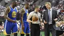 Draymond Green, Andre Iguodala #9  dan pelatih, Steve Kerr  memprotes keputusan wasit, Scott Foster #48 pada laga NBA Playoffs di Moda Center, Rose Quarter, Portland, Oregon (10/5/2016) WIB.   (Steve Dykes/Getty Images/AFP)