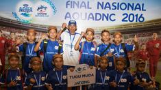 Perwakilan final nasional Aqua Danone Nations Cup 2016 foto bersama disela-sela pengundian di Hotel Ritz Carlton, Jakarta, Kamis (21/7/2016). (Bola.com/Vitalis Yogi Trisna)