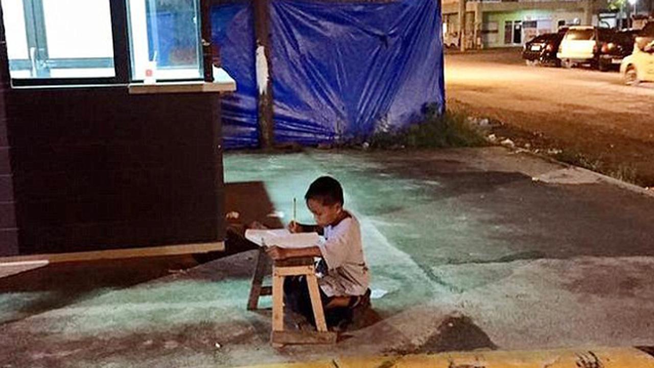 Numpang Belajar di Restoran, Bocah Ini Malah Dapat Beasiswa