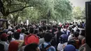 Demi ingin melihat Jokowi lebih dekat di Istana Negara, ribuan orang ini rela antri dan berdesak-desakan, Jakarta, Senin (20/10/2014) (Liputan6.com/Faizal Fanani)