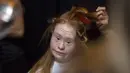 Madeline Stuart, model Australia dengan down syndrome bersiap sebelum tampil menggunakan koleksi Hendrik Vermeulen untuk Musim Panas dan Semi 2016 di acara peragaan busana New York Fashion Week, Minggu (13/9/2015). (REUTERS/Andrew Kelly)