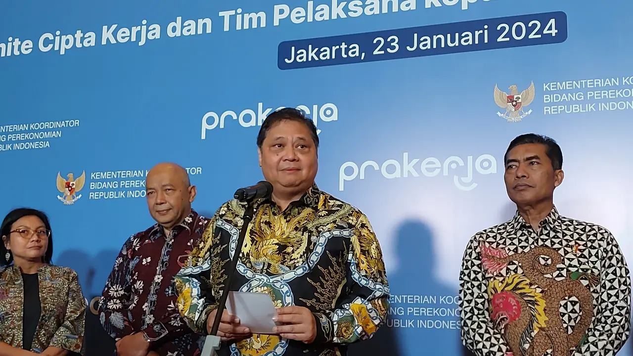 Menteri Koordinator Bidang Perekonomian Airlangga Hartarto dalam Pengarahan Komite Cipta Kerja dan Tim Pelaksana kepada Mitra Program Kartu Prakerja, di Jakarta, Selasa (23/1/2024). (Arief/Liputan6.com)