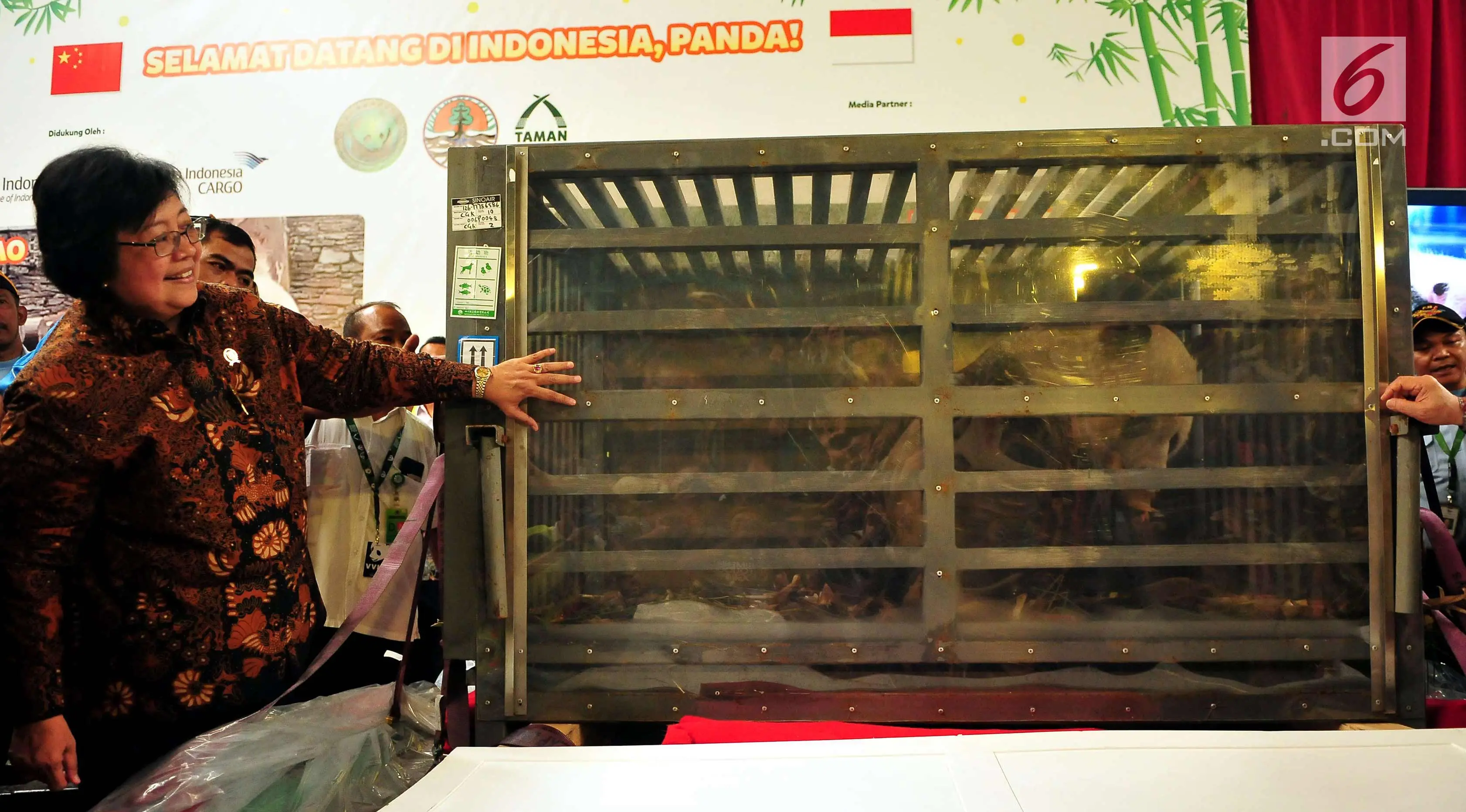 Menteri Lingkungan Hidup dan Kehutanan Siti Nurbaya menyambut kedatangan dua ekor panda dari China di Terminal Kargo, Bandara Soekarno-Hatta, Tangerang, Kamis (28/9). (Liputan6.com/Helmi Afandi)