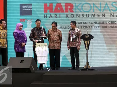 Menteri Perdagangan Thomas Lembong memukul gendang sebagai tanda sambut Hari Konsumen Nasional (Harkonas) 2016, Jakarta, Selasa (26/4). Harkonas tahun ini mengambil tema konsumen cerdas mandiri dan cinta produk dalam negeri. (Liputan6.com/Faizal Fanani)