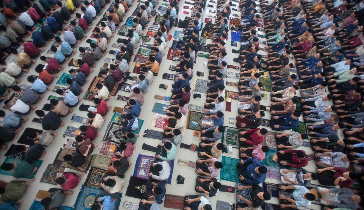 Kegiatan tadarus ini dilaksanakan setelah sholat Zuhur dan Ashar. Lantunan ayat suci yang dibaca secara bergantian, menciptakan atmosfer religius yang khidmat. Tampak dalam foto, para santri melaksanakan salat Dzuhur selama bulan suci Ramadan 1447 Hijriah di Pondok Pesantren Ar-Raudlatul Hasanah di Medan, Sumatera Utara, Sabtu 21 Februari 2026. (AP Photo/Binsar Bakkara)