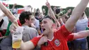 Kemeriahan semakin menjadi saat pemain Irlandia Utara, Gareth McAuley, melakukan gol bunuh diri yang membuat Wales unggul 1-0. (Bola.com/Vitalis Yogi Trisna)