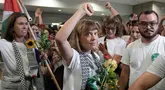 Aktivis iklim asal Swedia, Greta Thunberg tiba di Bandara Internasional Eleftherios Venizelos di Athena, Yunani, Senin 6 Oktober 2025 setelah dideportasi dari Israel karena ikut serta dalam armada Global Sumud Flotilla (GSF) menuju Gaza. (AP Photo/Petros Giannakouris)