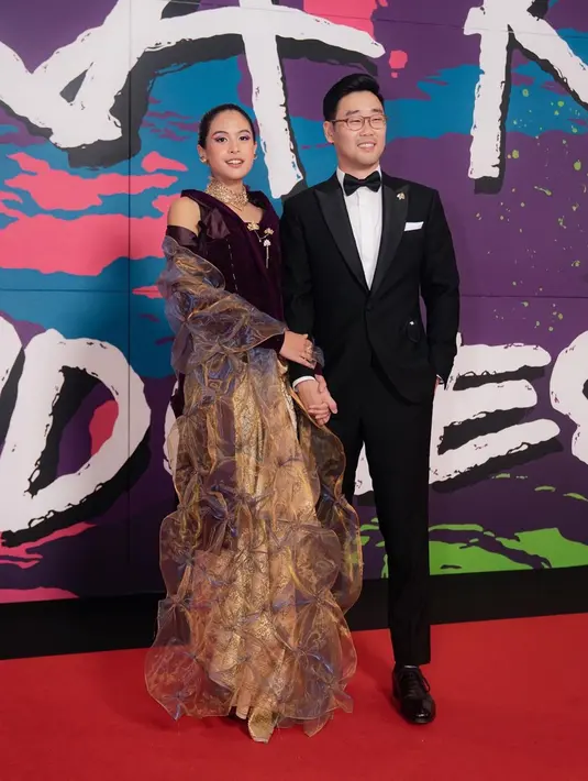 Selama berfoto bersama, Maudy Ayunda tampak menggandeng sang suami. Meski tak menang, aktris sekaligus penyanyi itu tetap menampakkan senyum sumringah. Tak hanya itu ia, juga bersyukur sudah masuk dalam nominasi. (Liputan6.com/IG/@maudyayunda)