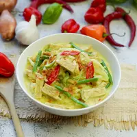 Daun pepaya muda bisa diolah menjadi masakan apa saja/copyright shutterstock/Aris Setya
