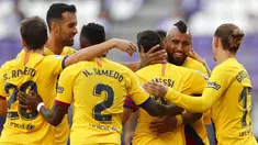 Para pemain Barcelona merayakan gol yang dicetak oleh Arturo Vidal ke gawang Real Valladolid pada laga La Liga di Stadion Jose Zorrilla, Sabtu (11/7/2020). Barcelona menang 1-0 atas Real Valladolid. (AP Photo/Manu Fernandez)