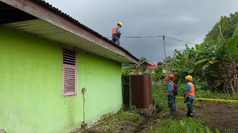 Petugas PLN memperbaiki aliran listrik di atap rumah warga yang sebelumnya menewaskan seorang nenek.