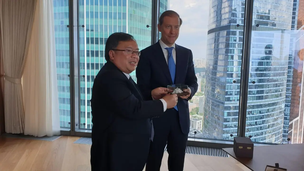 Menteri PPN/Bappenas Bambang Brodjonegoro dan Menteri Industri dan Perdagangan Rusia Denis Manturov.