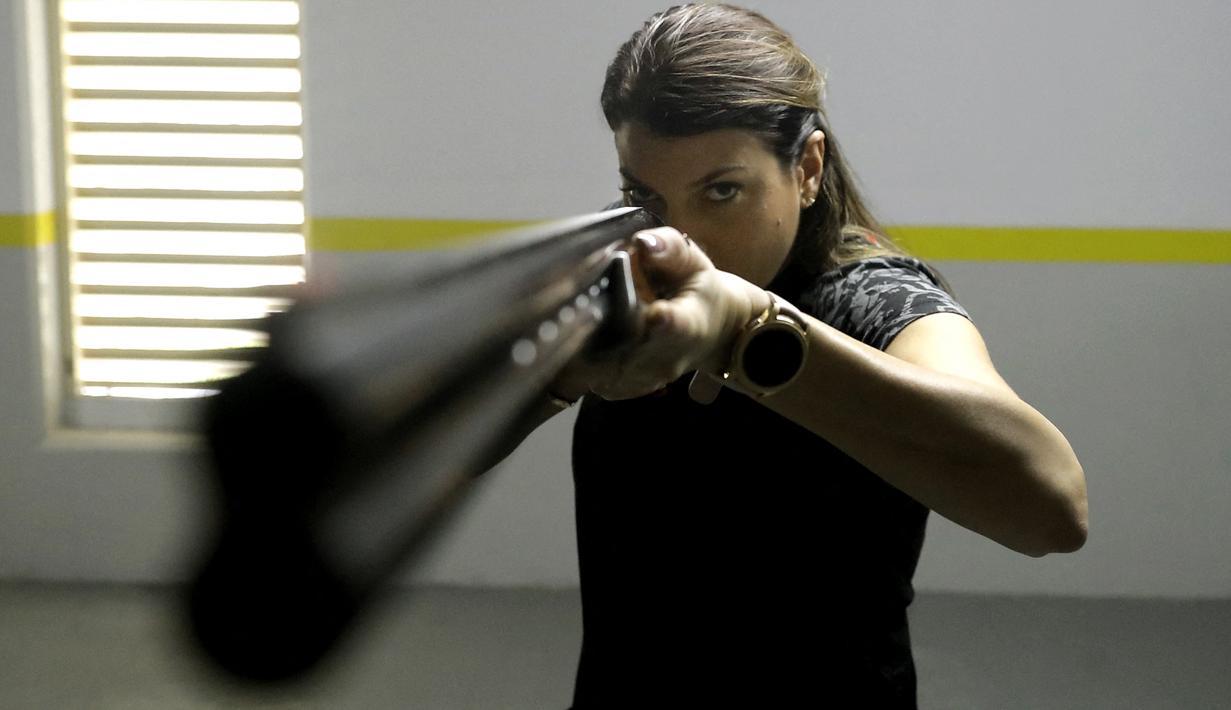 Penembak wanita Lebanon, Ray Bassil melakukan latihan untuk tetap bugar meskipun ada pandemi virus corona jelang perhelatan Olimpiade musim panas. (Foto: AFP/Joseph Eid)