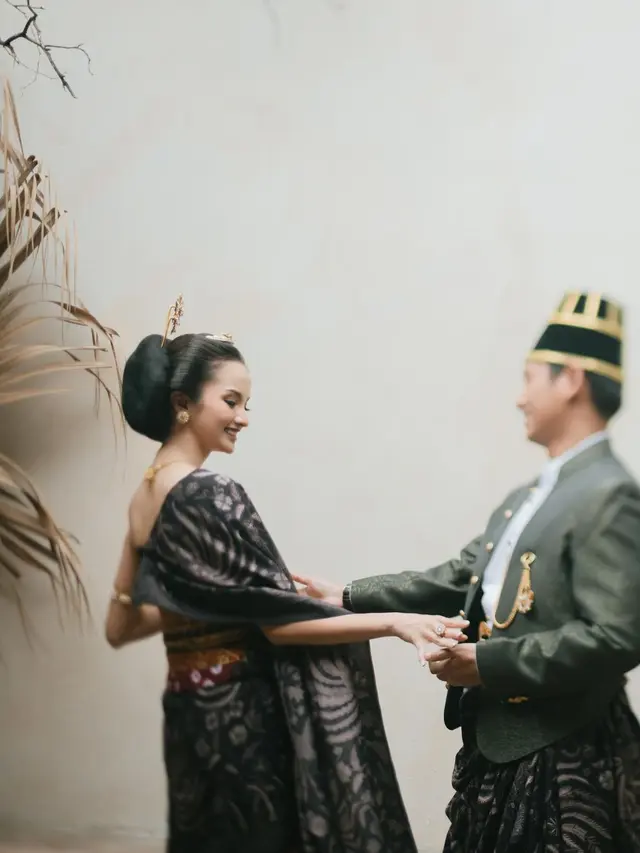 7 Potret Prewedding Belva Devara dan Sabrina Anggraini, Usung Konsep Adat Jawa