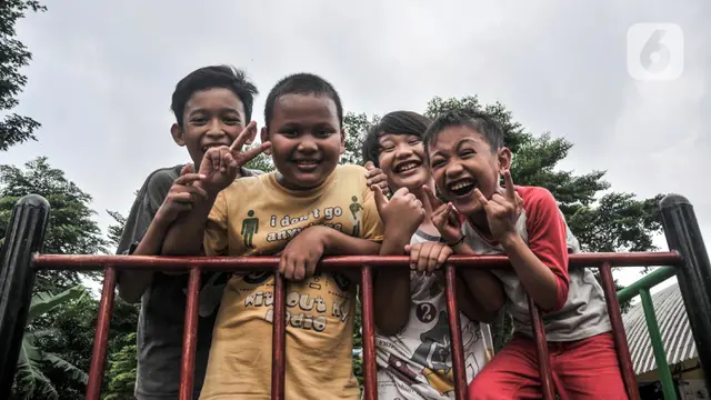 FOTO: Keceriaan Anak-Anak Bermain di RPTRA Rawa Jaya
