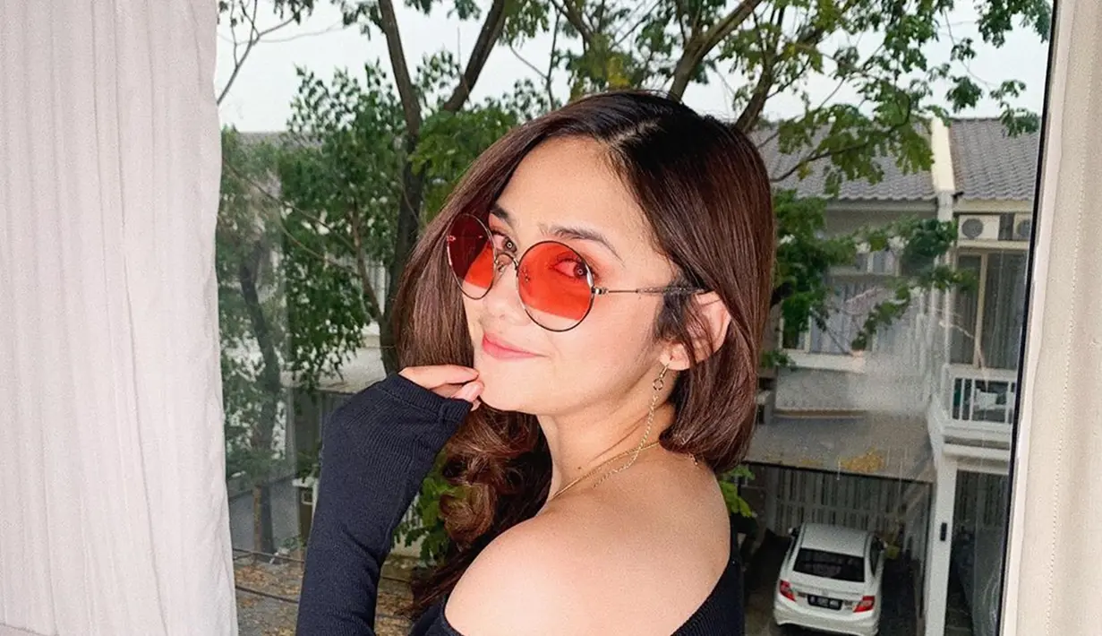Senyum manis memang kerap diperlihatkan Syifa Hadju di berbagai momen. Pemeran Maya di sinetron Mermaid In Love ini gayanya semakin terlihat menawan dengan memakai kacamata. Terlebih, kacamata yang dipakainya memang terlihat cocok di wajah Syifa. (Liputan6.com/IG/@syifahadjureal)