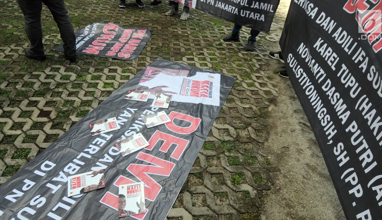 Masyarakat Peduli Keadilan membentangkan spanduk saat berunjuk rasa di depan Gedung KPK, Jakarta, Senin (4/2). Massa mendesak KPK memeriksa mafia hukum kasus suap eks Panitera PN Jakut Rohadi atas peringanan vonis Saipul Jamil. (Merdeka.com/Dwi Narwoko)