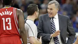 Pelatih Houston Rockets, Mike D'Antoni (kanan) melakukan protes kepada wasit, Scott Twardoski (52) saat timnya melawan Orlando Magic pada laga NBA di Amway Center, (6/1/2017), Orlando. Houston Rockets menang 100-93. (AP/John Raoux)