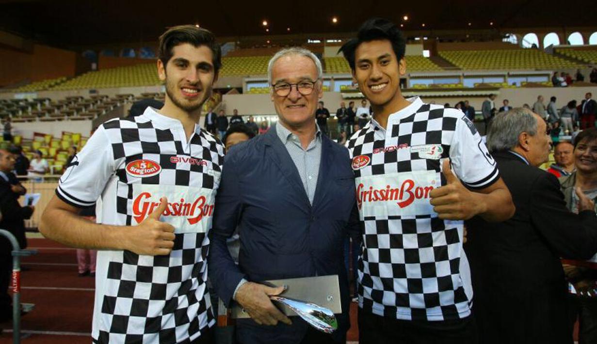 Sean Gelael (kanan), berpose bersama Claudio Ranieri (tengah) dan Antonio Giovinazzi selepas laga sepak bola amal di Stade Louis II, Monako, Selasa (24/5/2016). (Bola.com/Tim Jagonya Ayam KFC Indonesia)