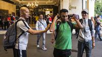 Pemain Timnas Indonesia, Muhammad Hargianto, bersiap saat akan menuju SUGBK dari Hotel Sultan, Jakarta, Selasa (13/11). Timnas Indonesia akan melawan Timor Leste pada laga Piala AFF 2018. (Bola.com/Vitalis Yogi Trisna)