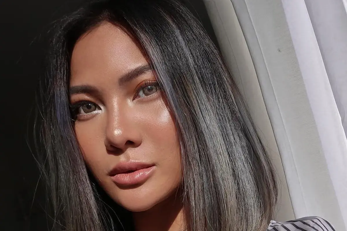 Tips membuat makeup glowing ala Vinna Gracia