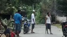 Bentrok antar warga 2 desa pecah di Maluku, Tengah. 4 orang tewas dalam pristiwa ini dan puluhan rumah terbakar.