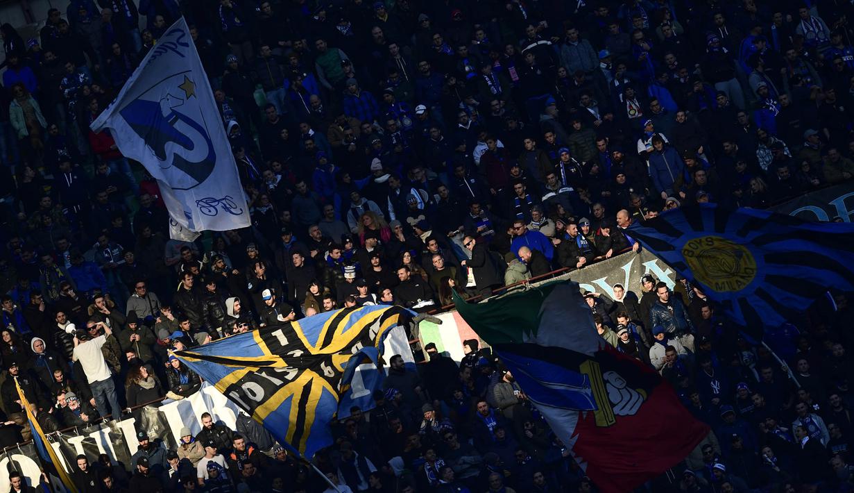 Para suporter Inter Milan memberikan dukungan saat melawan Chievo pada laga Serie A Italia di Stadion San Siro, Milan, Minggu (3/11/2017). Inter menang 5-0 atas Chievo. (AFP/Miguel Medina)