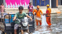 Banjir rob akibat pasang air laut yang sudah menggenangi sebagian wilayah Muara Angke, Jakarta Utara selama 5 hari itu diperkirakan akan surut pada Kamis (21/11/2024). (merdeka.com/Arie Basuki)