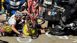  Pebalap Inggris, Christopher Froome (kaos kuning), terlibat kecelakaan di Etape 12 Tour de Franc antara Montpellier dan Chalet-Reynard, (14/7/2016) . (AFP/Pool/Bernard Papon)