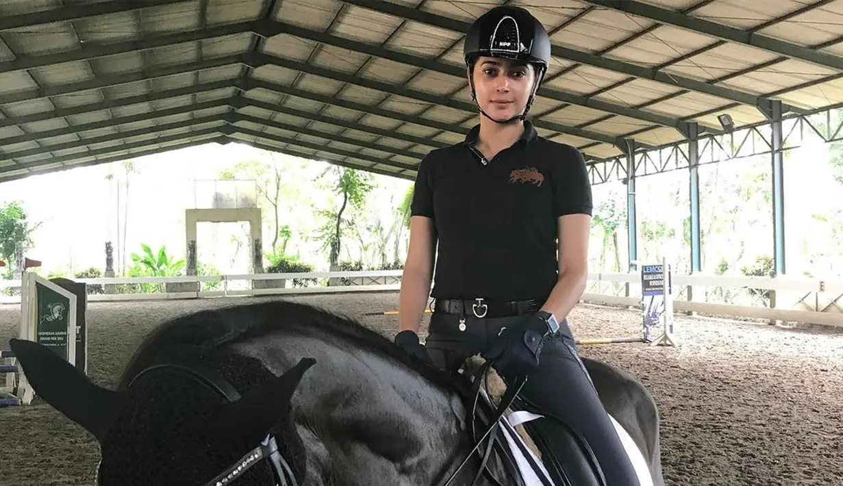 Cantik dan berbakat, membuat para netizen selalu mengagumi foto-foto yang diposting oleh Nabila. Salah satunya foto ketika ia berkuda ini. (Liputan6.com/IG/@nsyakieb85)