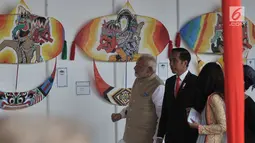 Presiden Joko Widodo (Jokowi) dan Perdana Menteri India, Narendra Modi meninjau Pameran Layang-layang Indonesia-India di pelataran Monas, Jakarta, Rabu (30/5). Kedua Kepala Negara melihat-lihat model layangan yang dipajang. (Merdeka.com/Iqbal S. Nugroho)