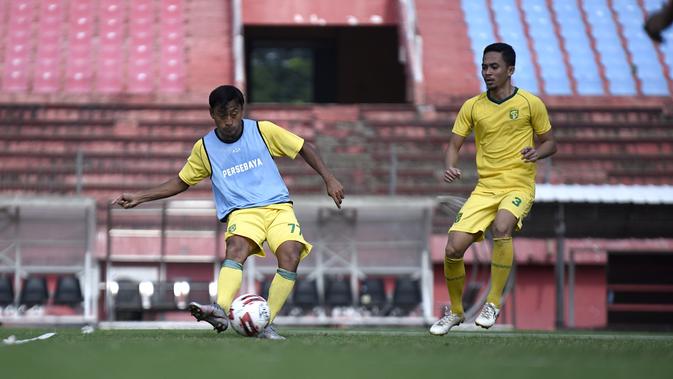 Dua pemain anyar Persebaya Surabaya, Samsul Arif dan Reva Adi Utama. (Bola.com/Aditya Wany)
