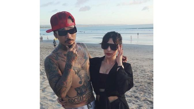 5 Potret Cantik Nora Alexandra Kekasih Jerinx SID Saat di Pantai (sumber: Instagram/ncdpapl)