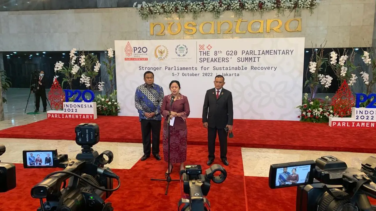 Ketua DPR RI Puan Maharani didampingi oleh Wakil Ketua DPR RI Rahmat Gobel dan Lodewijk Freidrich Paulus dalam press conference usai penyelenggaraan P20 di Gedung DPR, Jumat (7/10/2022). (Liputan6/Benedikta Miranti)