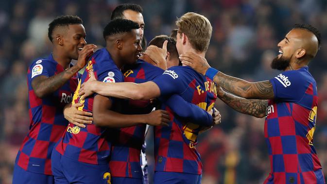 Bek Barcelona, Clement Lenglet berselebrasi dengan timnya setelah mencetak gol ke gawang Real Valladolid dalam pertandingan pekan ke-11 La Liga di Camp Nou, Selasa (29/10/2019). Barcelona sukses merebut puncak klasemen La Liga pekan ini usai menang telak 5-1 atas Valladolid. (AP/Joan Monfort)