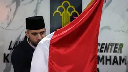 Usai mengambil sumpah baik Jordi Amat dan Sandy Walsh mencium bendera Merah Putih sebagi bentuk kecintaan terhadap NKRI. (Bola.com/Bagaskara Lazuardi)