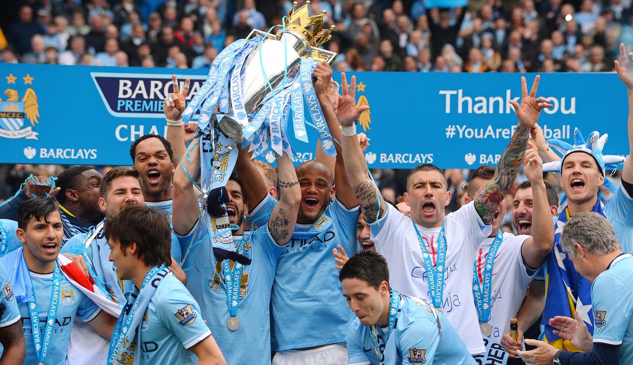 Para pemain Manchester City merayakan gelar juara Premier League 2013/2014 setelah laga terakhir Liga Inggris 2017/2018 menghadapi West Ham United di Etihad Stadium, Manchester (11/5/2014). Gelar juara yang dicopot dari Manchester City akan diberikan kepada klub yang menjadi runner-up pada tiga musim tersebut. Manchester United tercatat menjadi runner-up pada edisi 2011/2012 dan 2017/2018, sementara pada 2013/2014 posisi runner-up diduduki Liverpool. (AFP/Andrew Yates)