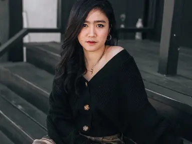 Wanita yang dikenal luas melalui debutnya bersama girlband Blink ini nampak sangat elegan mengenakan sweater hitam. Bahkan, tanpa ditambah dengan aksesoris apapun, Febby sudah nampak memukau. (Liputan6.com/IG/febbyrastanty)