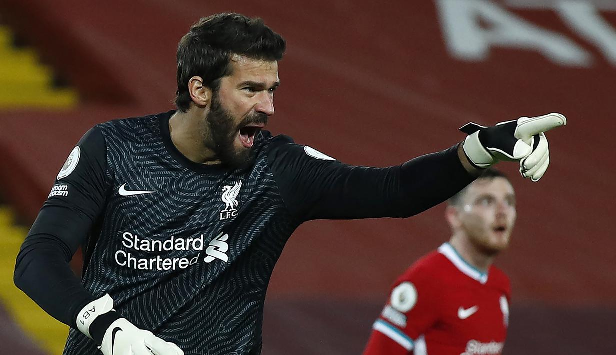 Alisson Becker. Kiper 28 tahun ini didatangkan Liverpool dari Roma pada musim 2018/2019 dengan nilai transfer sebesar 62,5 juta euro. Total 3 musim, ia mengoleksi 1 trofi Liga Champions dan Premier League dan tampil dalam 130 laga dan mampu mencetak 1 gol. (Foto: AFP/Pool/Jason Cairnduff)