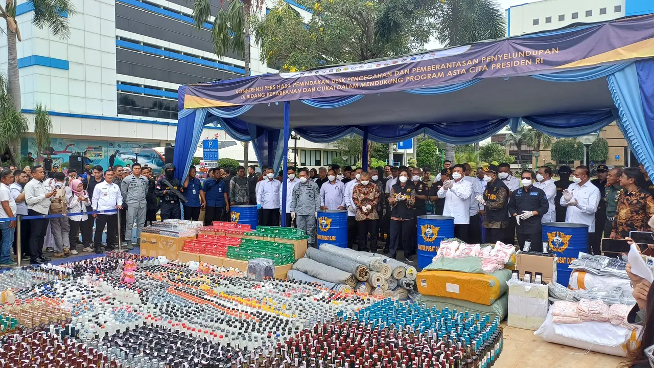 Pemusnahan barang impor dan ekspor ilegal di Kantor Direktorat Jenderal Bea dan Cukai Kementerian Keuangan, Jakarta, Kamis (14/11/2024). (Maulandy/Liputan6.com)