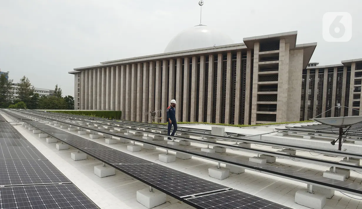 Teknisi sedang melakukan pemeriksaan instalasi panel surya di Masjid Istiqlal, Jakarta, Kamis (3/9/2020). Penggunaan listrik dengan tenaga surya ini sebagai upaya pemerintah mendukung penggunaan energi yang ramah lingkungan, efektif dan efesian. (merdeka.com/Imam Buhori)