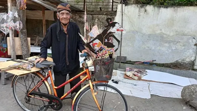 Kisah Kakek 90 Tahun Lestarikan Wayang kepada Anak Yatim dan Jalanan