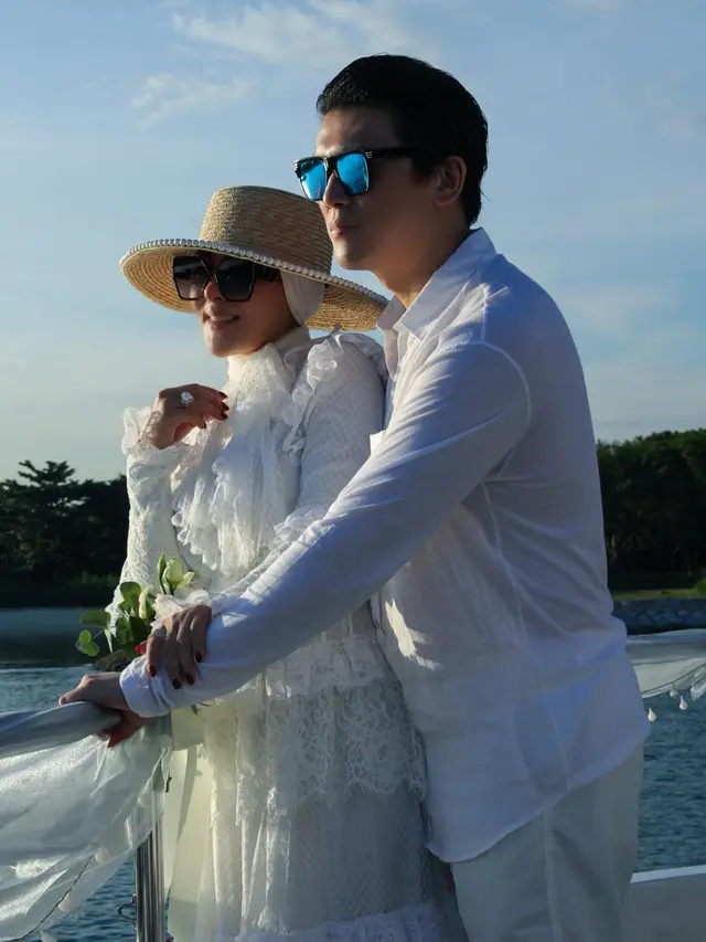 Syahrini dan Reino Barack menikmati pemandangan Tokyo dari atas kapal (Foto: Instagram @princessyahrini)