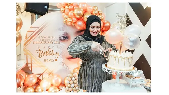 7 Potret Meriah Ulang Tahun Siti Nurhaliza Ke-42, Baby Bumpnya Jadi Sorotan