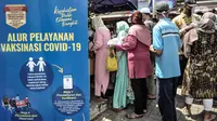 Warga lanjut usia (lansia) antre untuk menerima vaksinasi COVID-19 di SDN 02 Sukapura, Cilincing, Jakarta Utara, Senin (22/3/2021). Kegiatan ini sebagai upaya meningkatkan kekebalan tubuh kepada warga rentan dari virus COVID-19. (merdeka.com/Iqbal S. Nugroho)