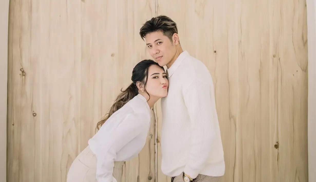 Tampil serasi dengan baju bernuansa sama. Keduanya tampak mengenakan kemeja berwarna putih dengan bawahan celana berwarna cokelat muda. Foto: Instagram.