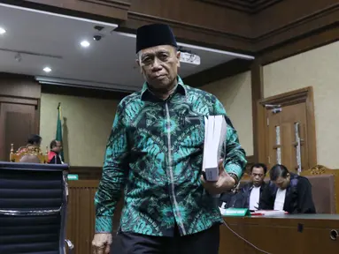 Terdakwa penerimaan suap terkait pembahasan tambahan anggaran dalam APBN P 2018, Amin Santono usai menjalani sidang pembacaan tuntutan di Pengadilan Tipikor, Jakarta, Senin (21/1). Amin dituntut hukuman 10 tahun penjara. (Liputan6.com/Helmi Fithriansyah)