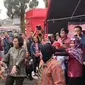 Menteri Sosial (Mensos) Tri Rismaharini dan Menteri Keuangan (Menkeu) Sri Mulyani asik senam bareng lansia saat kunjungan kerja (kunker) Program Penanganan Kemiskinan Terpadu di Kecamatan Pujon, Malang, Jawa Timur.