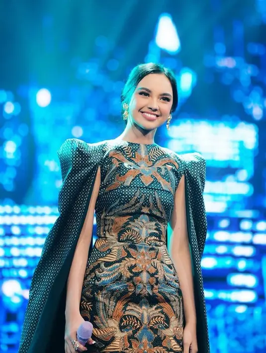 Lyodra juga memukau dengan gaun batik dengan aksen pundak tingginya dari Ansoe. [Credit @snap.nuel]